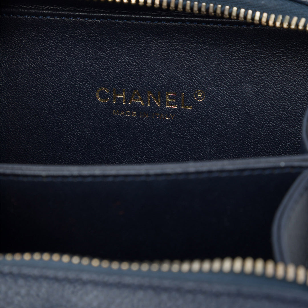 Chanel CC Filigree Vanity Petit Cuir caviar Bleu – vue 5 – GABY PARIS
