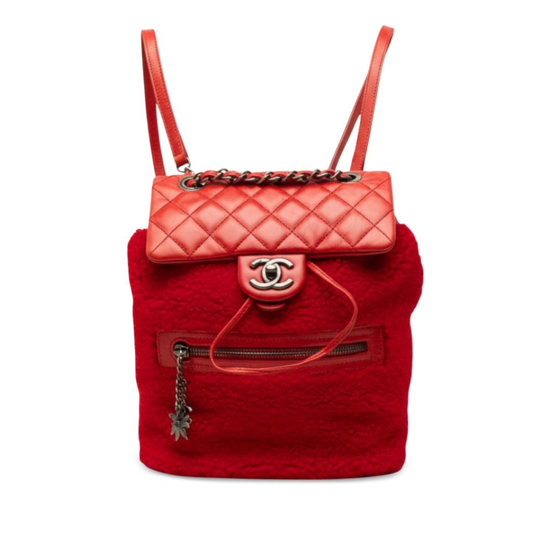 Chanel Shearling et Glacé Mountain Sac à dos Petit Cuir de veau Rouge – vue principale – GABY PARIS