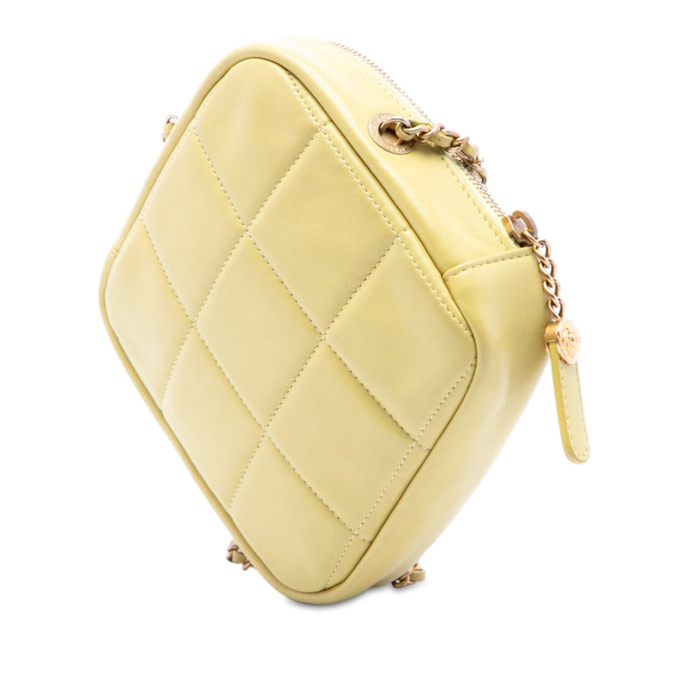 Chanel CC Matelassé Diamond Pochette avec chaîne Cuir d'agneau Jaune – vue 2 – GABY PARIS