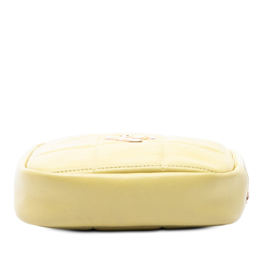Chanel CC Matelassé Diamond Pochette avec chaîne Cuir d'agneau Jaune – vue 3 – GABY PARIS