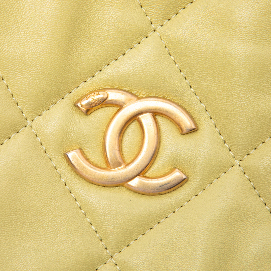 Chanel CC Matelassé Diamond Pochette avec chaîne Cuir d'agneau Jaune – vue 5 – GABY PARIS