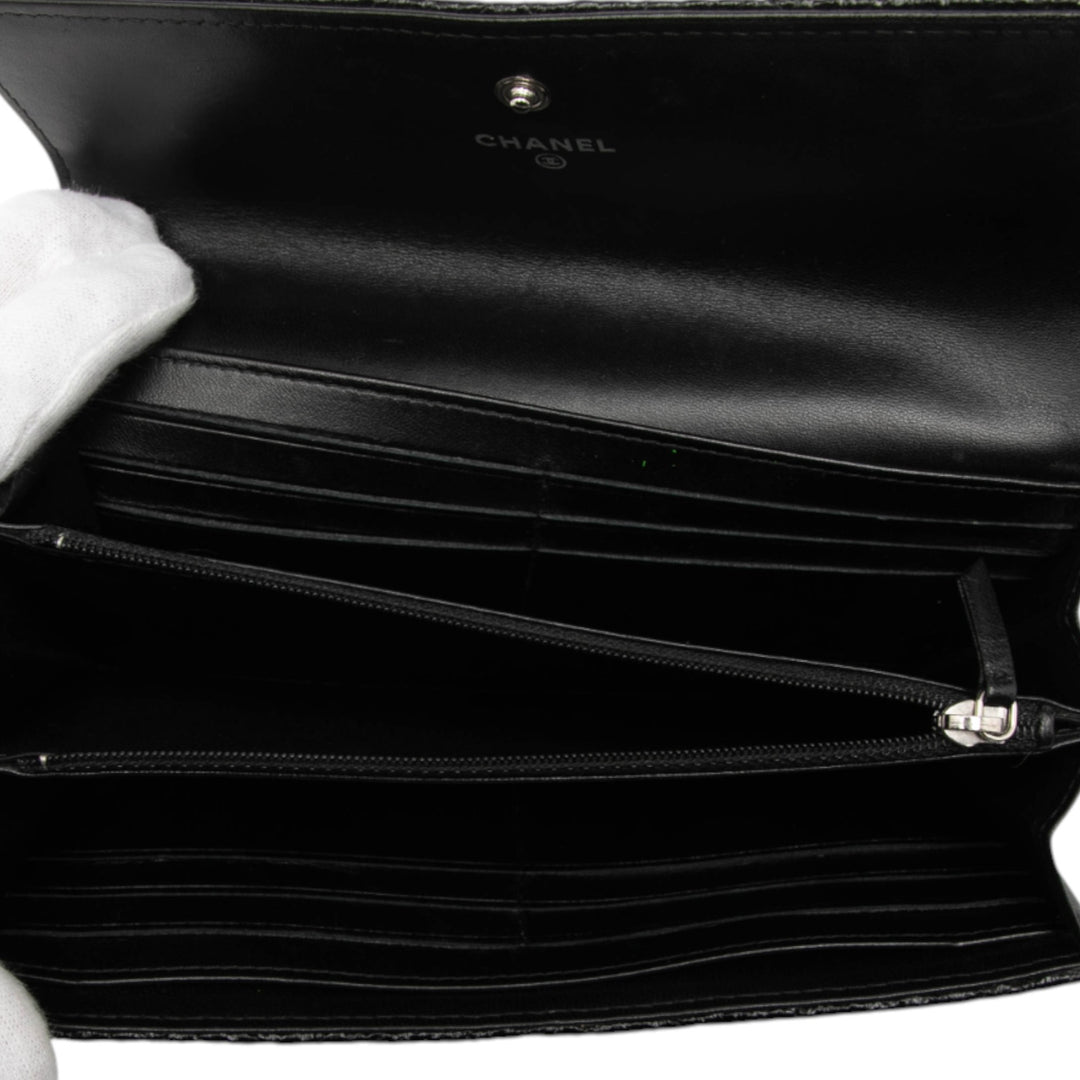 Chanel Distressed Matelassé Cuir verni Brilliant à rabat Portefeuille long