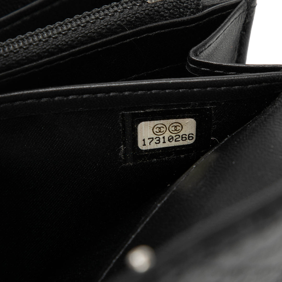 Chanel Distressed Matelassé Cuir verni Brilliant à rabat Portefeuille long