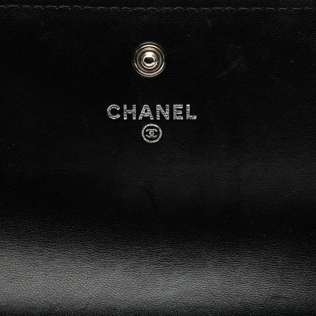 Chanel Distressed Matelassé Cuir verni Brilliant à rabat Portefeuille long