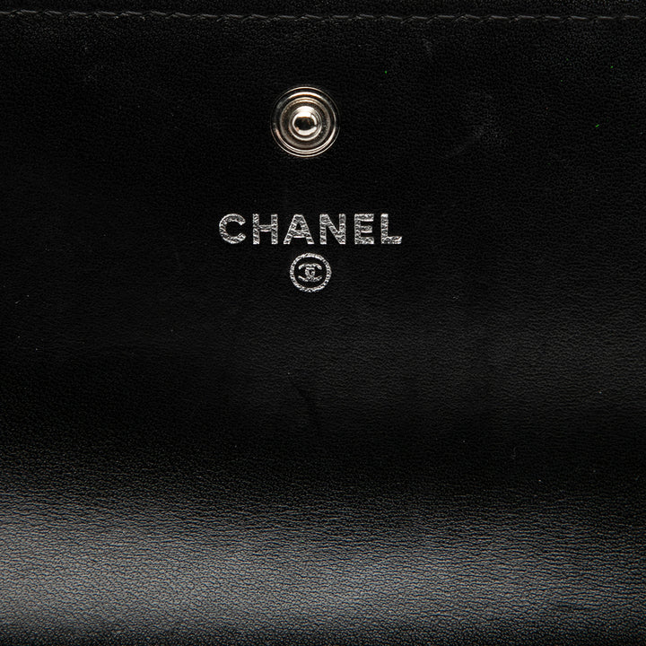 Chanel Distressed Matelassé Cuir verni Brilliant à rabat Portefeuille long