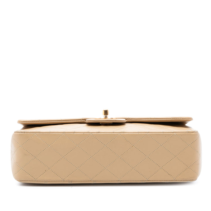 Chanel Medium Classic Cuir d’agneau Simple rabat