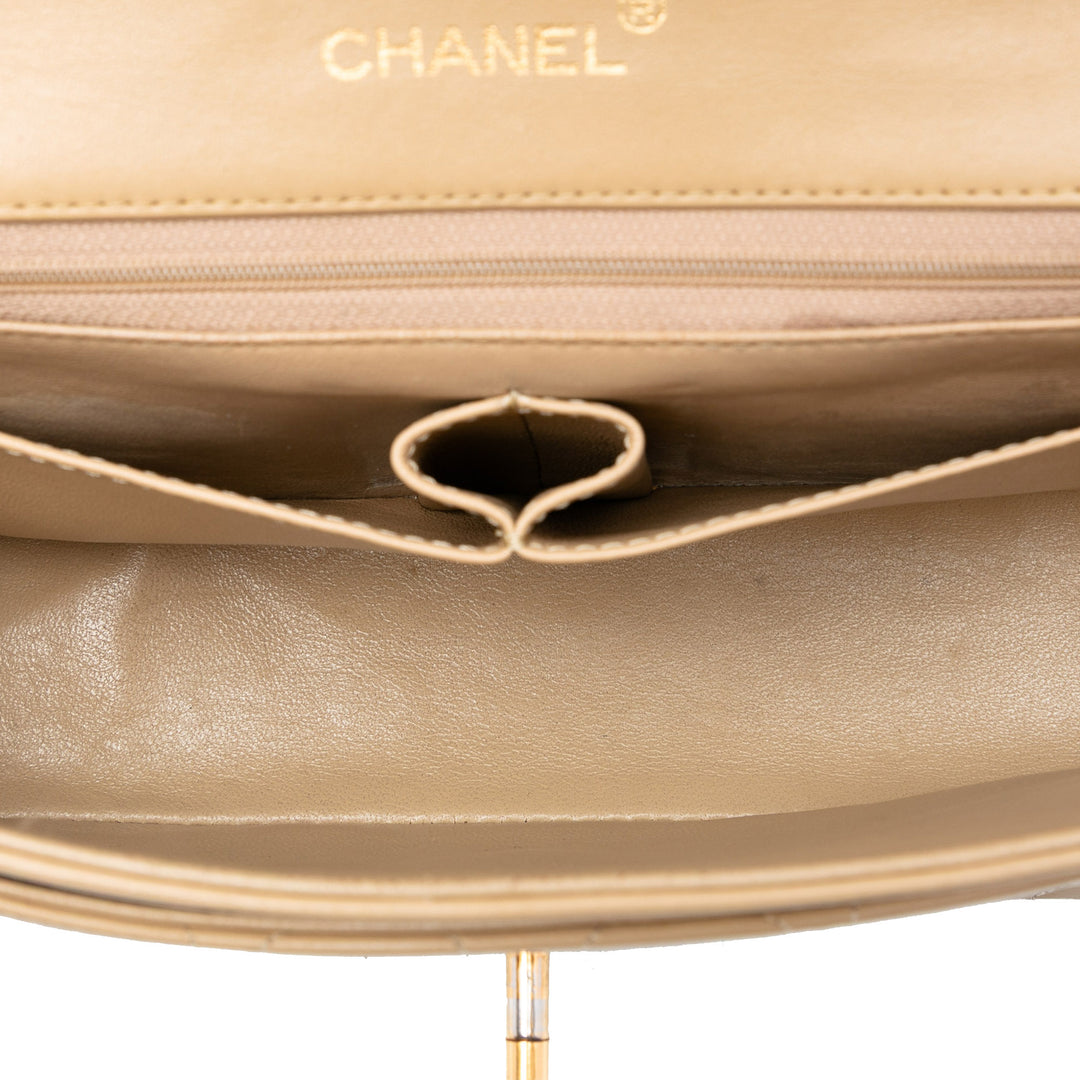 Chanel Medium Classic Cuir d’agneau Simple rabat