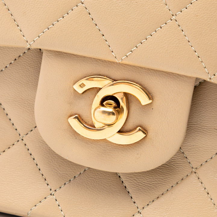 Chanel Medium Classic Cuir d’agneau Simple rabat