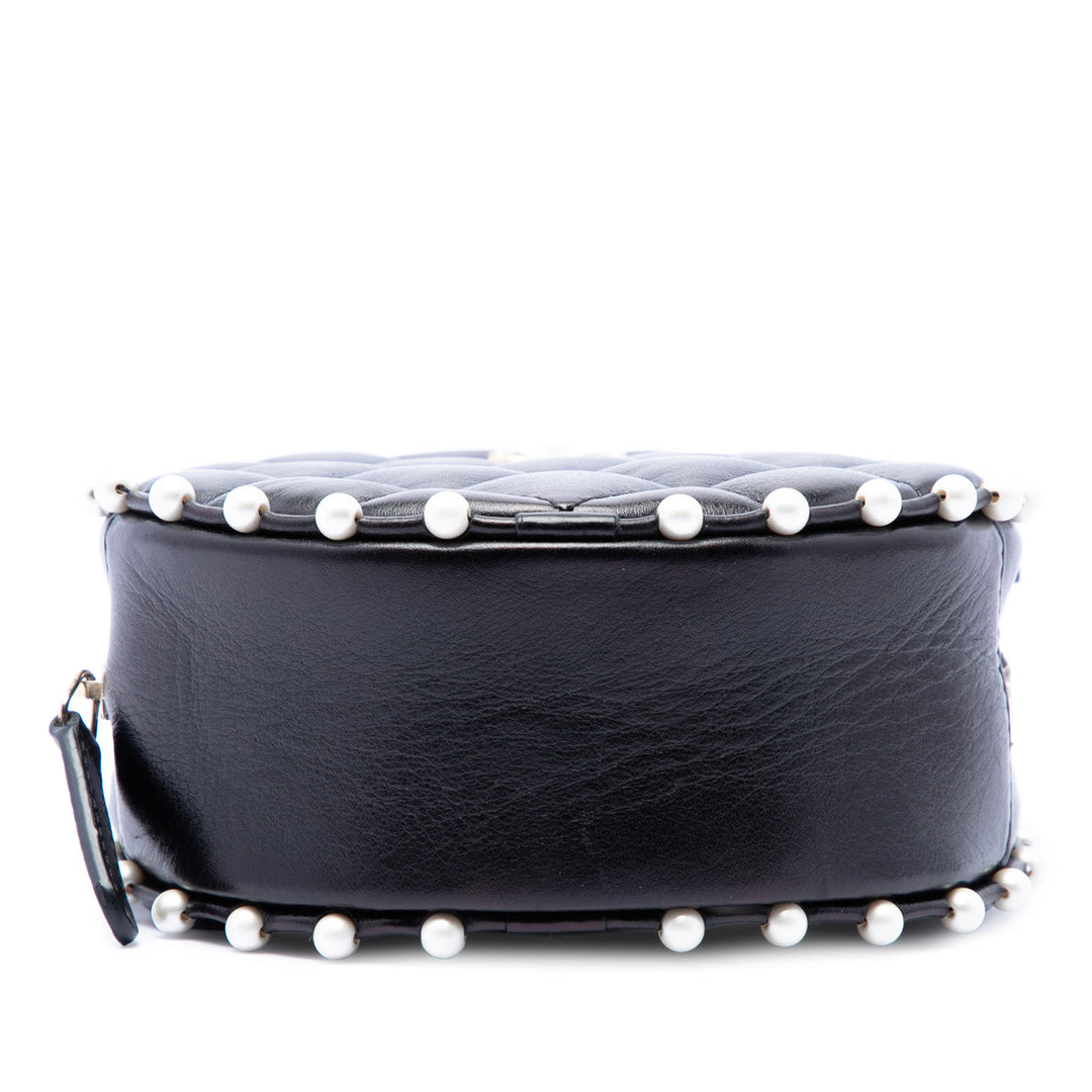 Chanel Matelassé Cuir de veau Perle clouté Rond Pochette avec chaîne