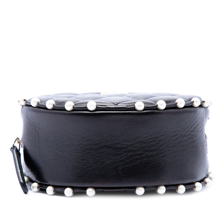 Chanel Matelassé Cuir de veau Perle clouté Rond Pochette avec chaîne