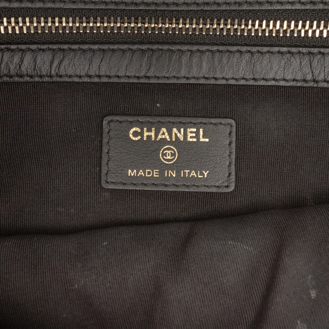 Chanel Matelassé Boy O Étui Pochette Moyen Cuir caviar