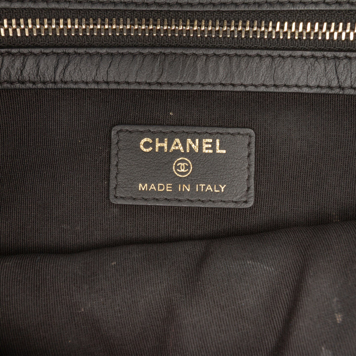 Chanel Matelassé Boy O Étui Pochette Moyen Cuir caviar