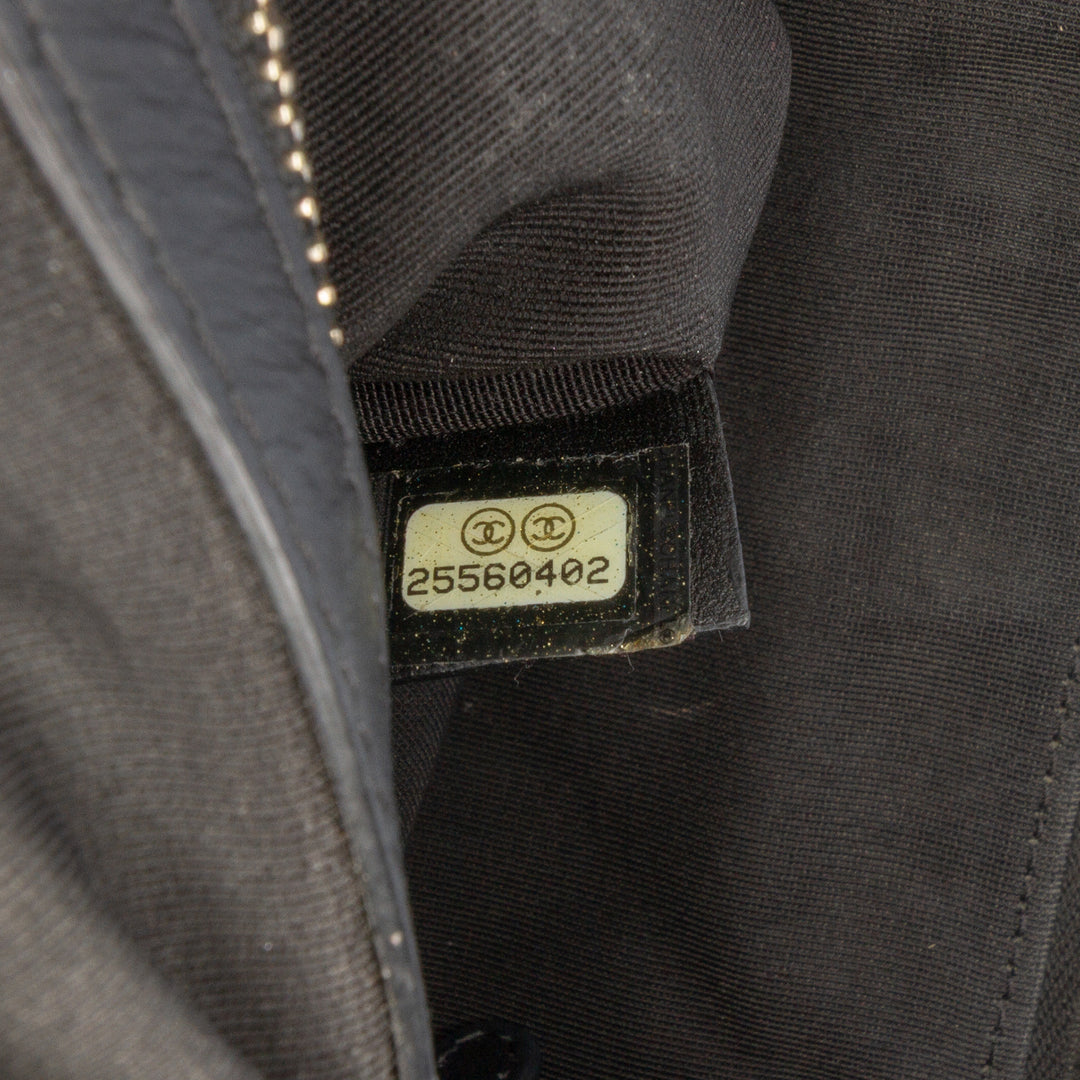 Chanel Matelassé Boy O Étui Pochette Moyen Cuir caviar