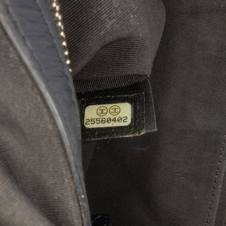 Chanel Matelassé Boy O Étui Pochette Moyen Cuir caviar