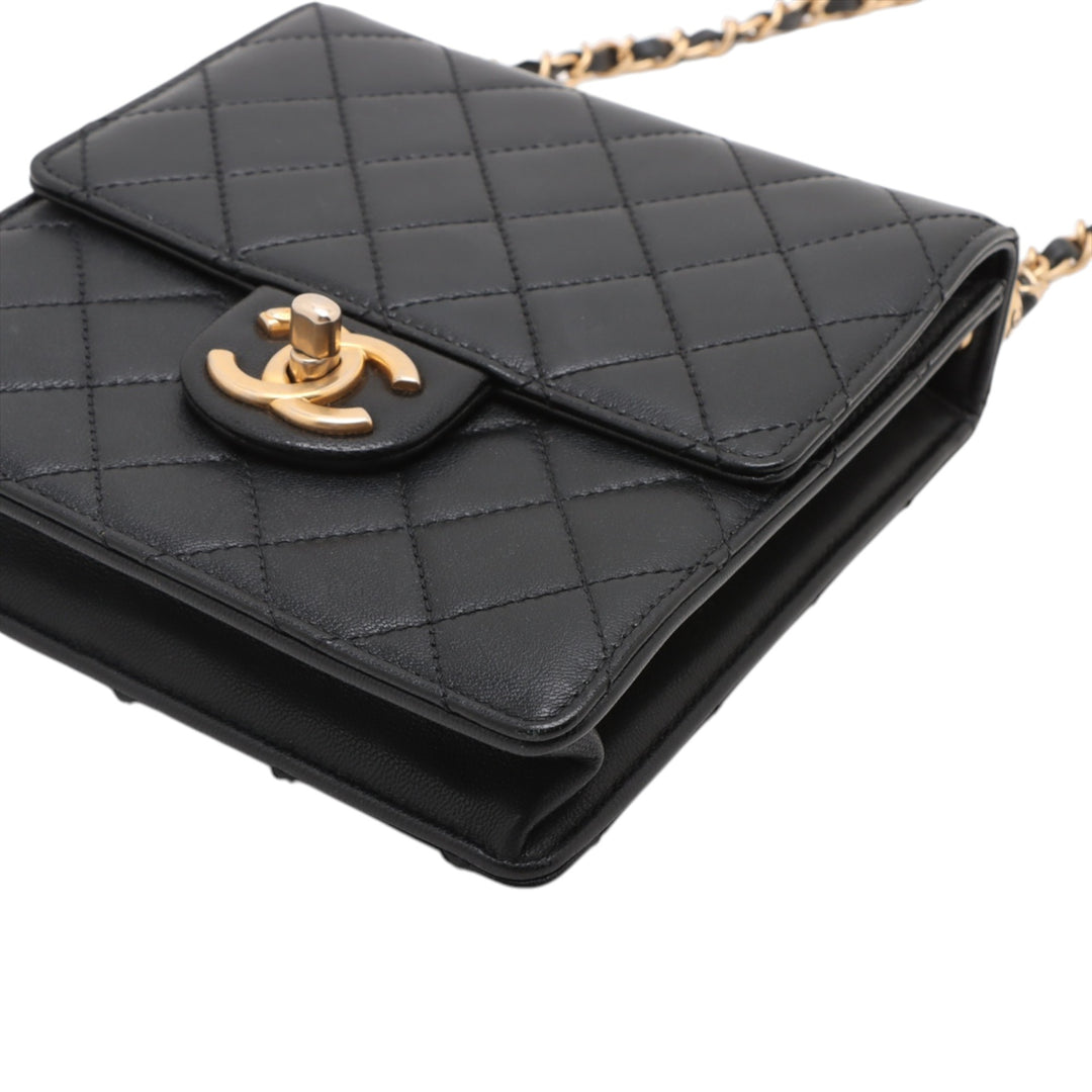 Chanel Small Matelassé Cuir d’agneau Chic Perles à rabat