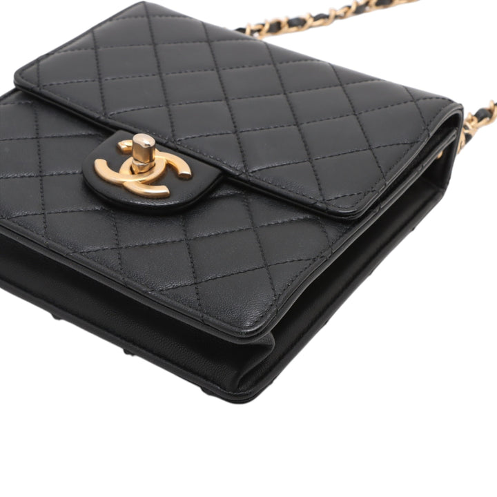Chanel Small Matelassé Cuir d’agneau Chic Perles à rabat