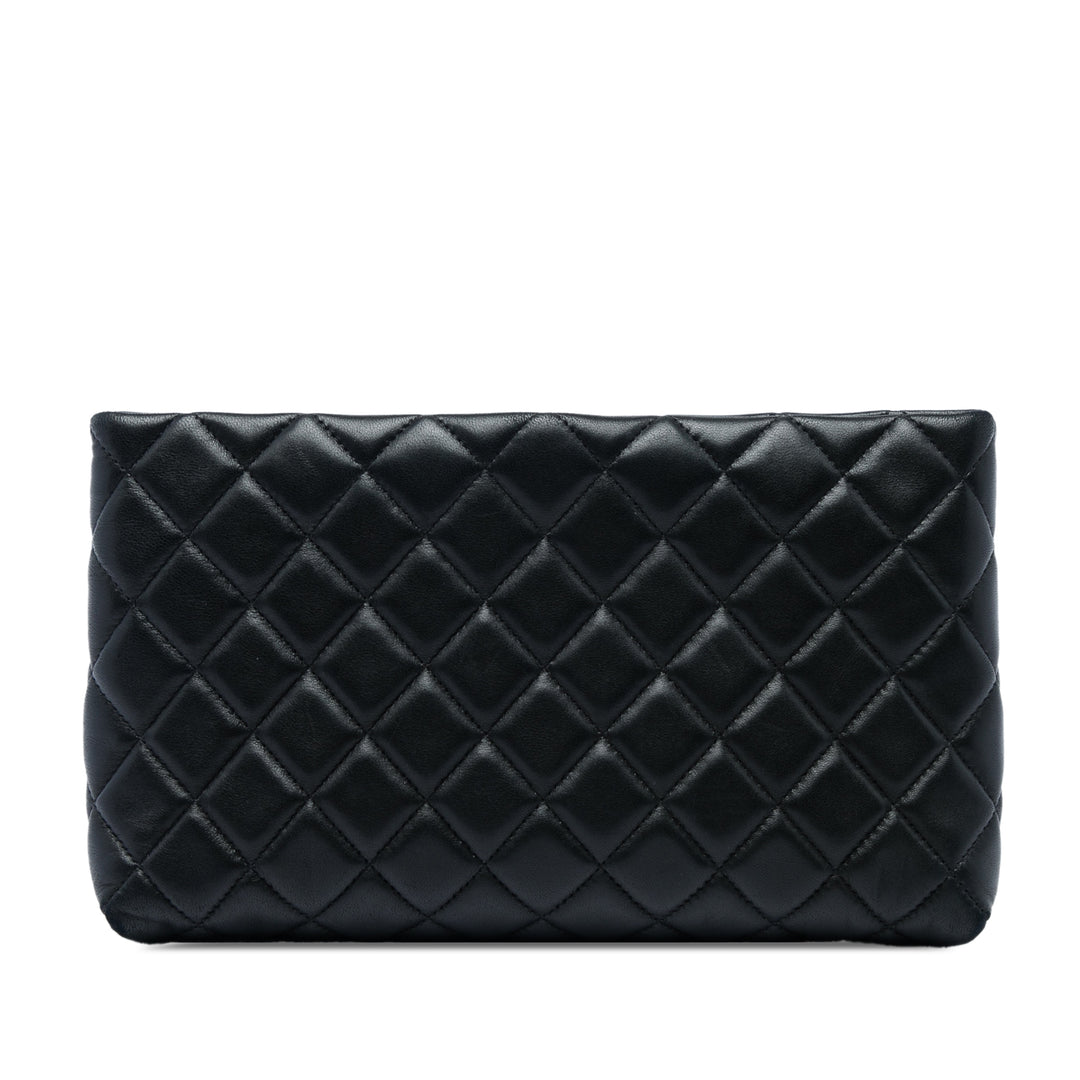Chanel Matelassé Kiss Lock Pochette Cuir d'agneau Noir – vue principale – GABY PARIS