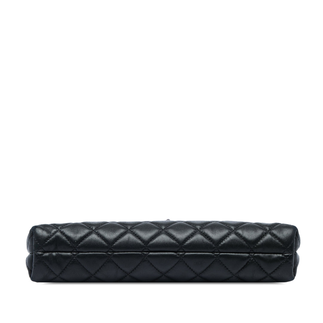 Chanel Matelassé Kiss Lock Pochette Cuir d'agneau Noir – vue 3 – GABY PARIS