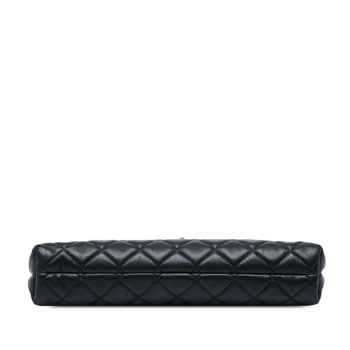 Chanel Matelassé Kiss Lock Pochette Cuir d'agneau Noir – vue 3 – GABY PARIS