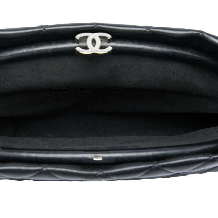 Chanel Matelassé Kiss Lock Pochette Cuir d'agneau Noir – vue 4 – GABY PARIS