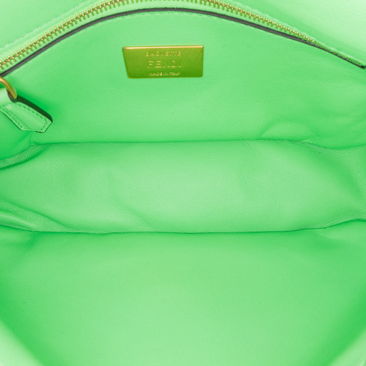 Fendi Zucca embossé Cuir Chain Midi Baguette