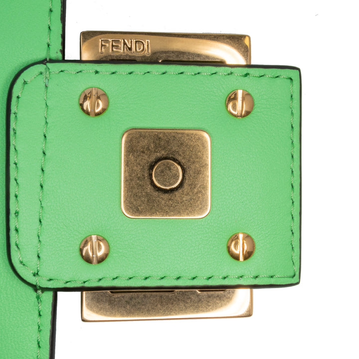Fendi Zucca embossé Cuir Chain Midi Baguette