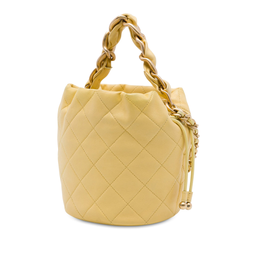 Chanel CC Matelassé Cuir d'agneau Drawstring Bucket Sac