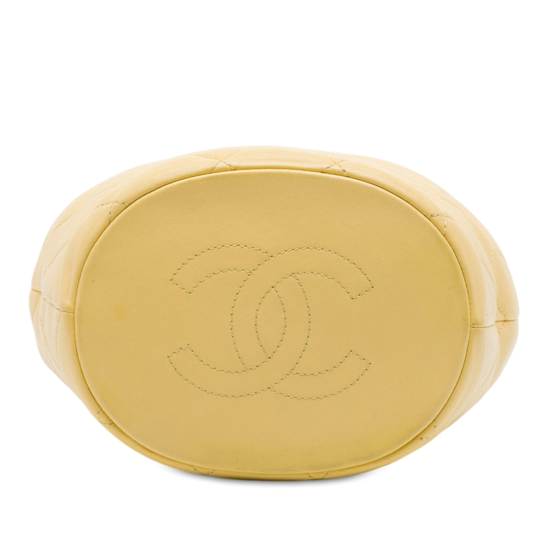 Chanel CC Matelassé Cuir d'agneau Drawstring Bucket Sac