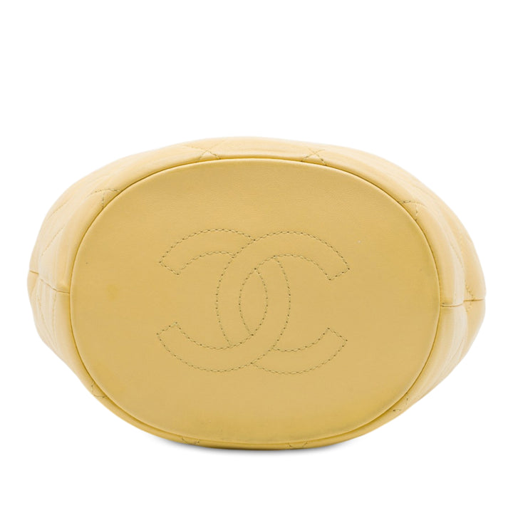 Chanel CC Matelassé Cuir d'agneau Drawstring Bucket Sac