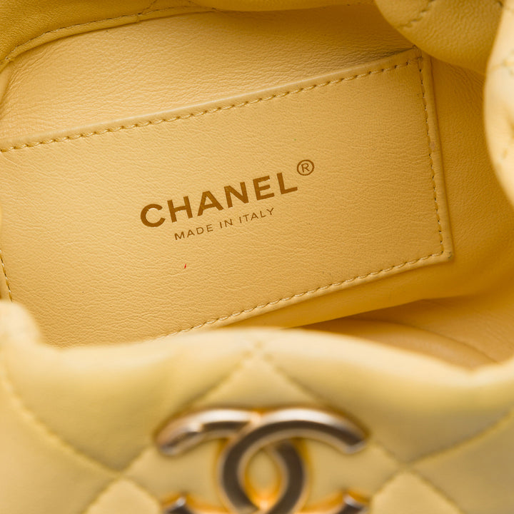 Chanel CC Matelassé Cuir d'agneau Drawstring Bucket Sac