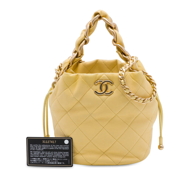 Chanel CC Matelassé Cuir d'agneau Drawstring Bucket Sac