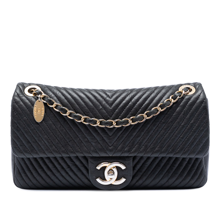 Chanel Medium Chevron Wrinkled Cuir de veau Medallion Charm à rabat