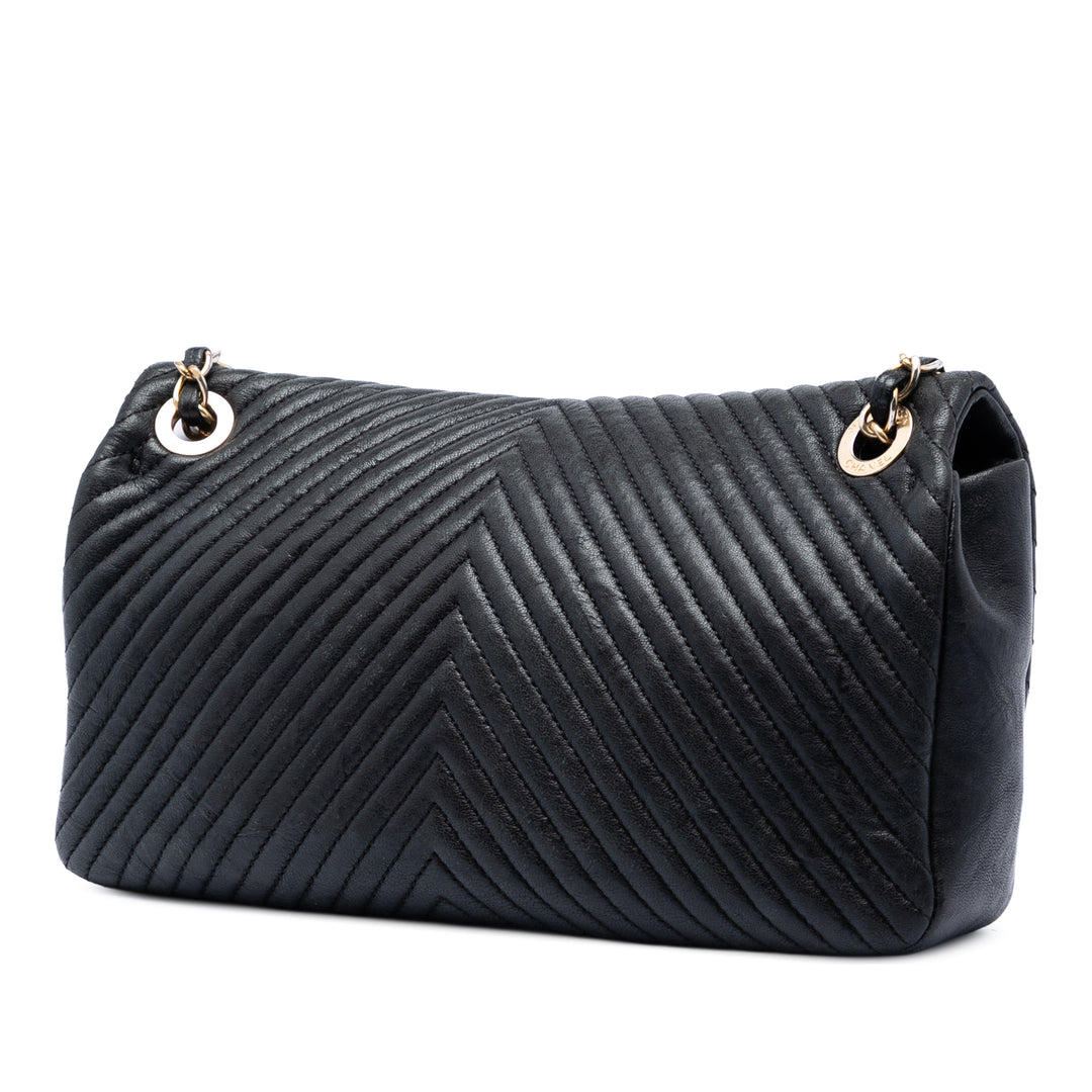 Chanel Medium Chevron Wrinkled Cuir de veau Medallion Charm à rabat