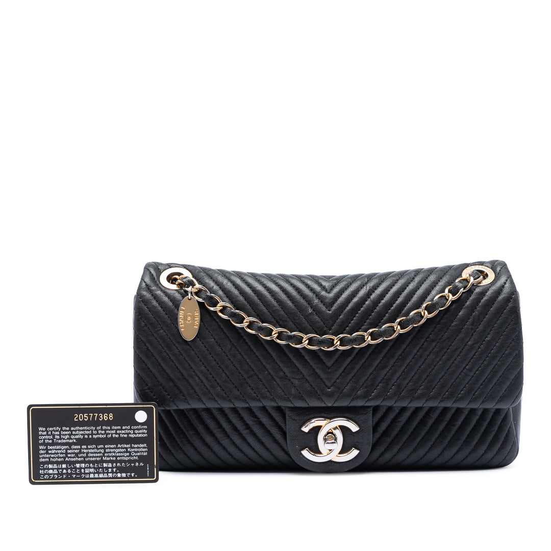 Chanel Medium Chevron Wrinkled Cuir de veau Medallion Charm à rabat