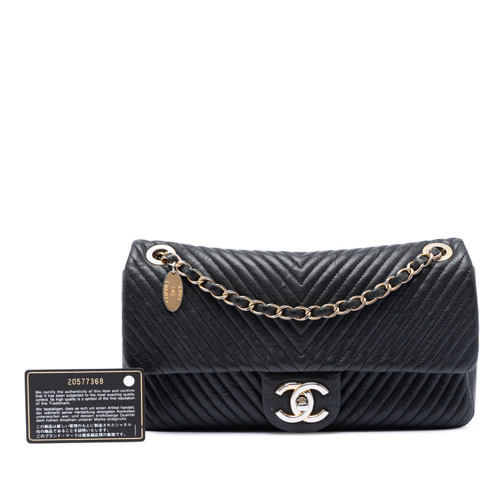 Chanel Medium Chevron Wrinkled Cuir de veau Medallion Charm à rabat