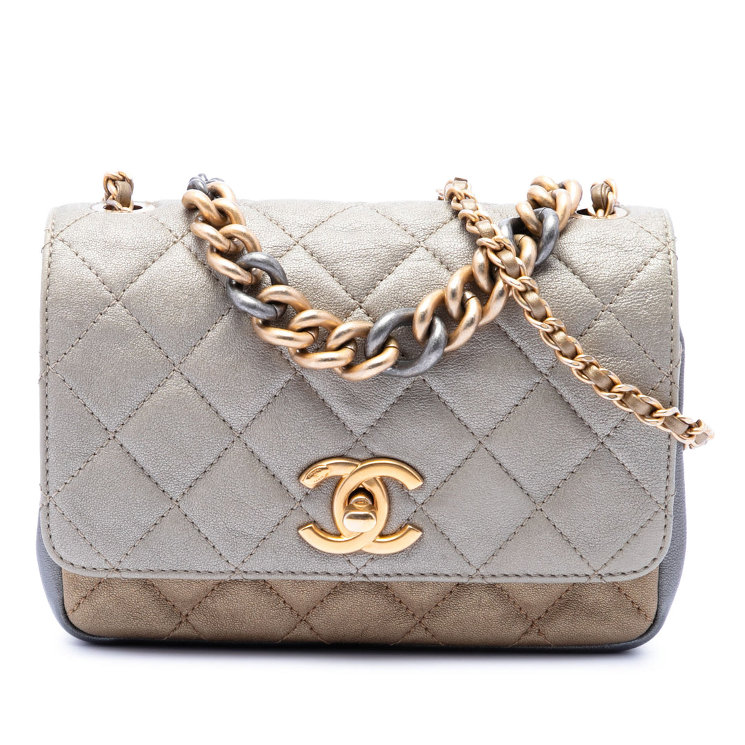 Chanel Small Tricolor Matelassé Cuir d’agneau Camellia Flower à rabat
