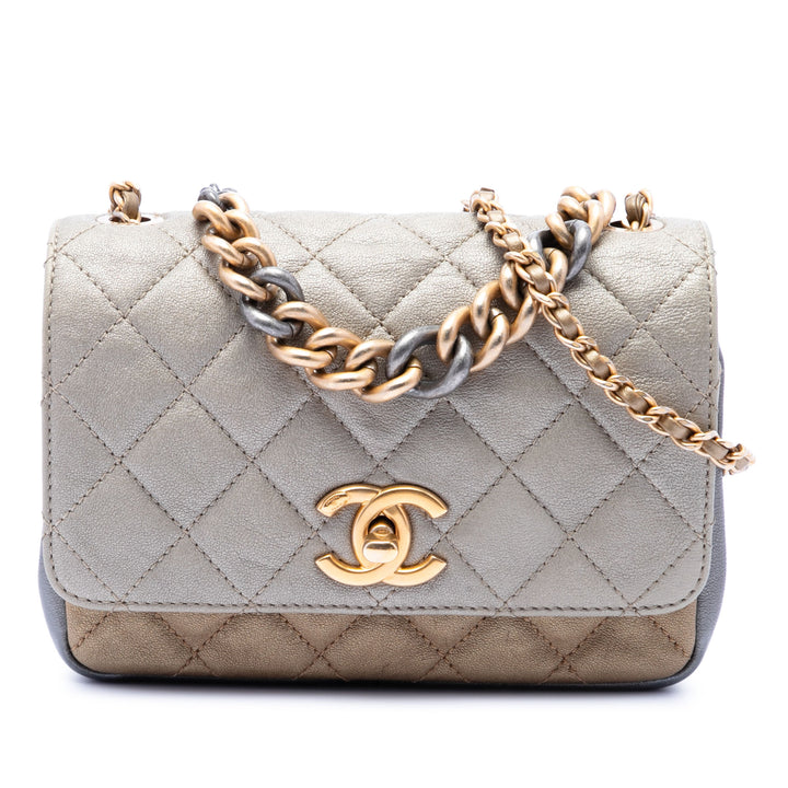 Chanel Small Tricolor Matelassé Cuir d’agneau Camellia Flower à rabat