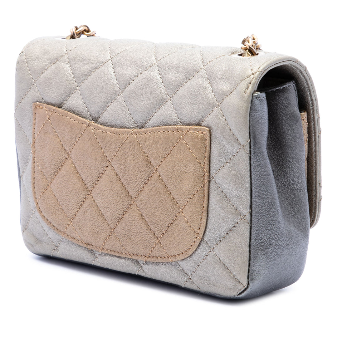 Chanel Small Tricolor Matelassé Cuir d’agneau Camellia Flower à rabat