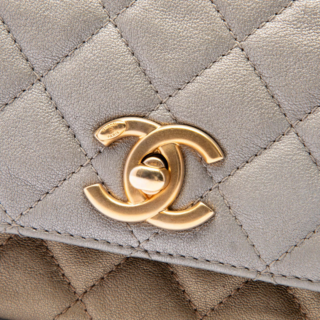 Chanel Small Tricolor Matelassé Cuir d’agneau Camellia Flower à rabat