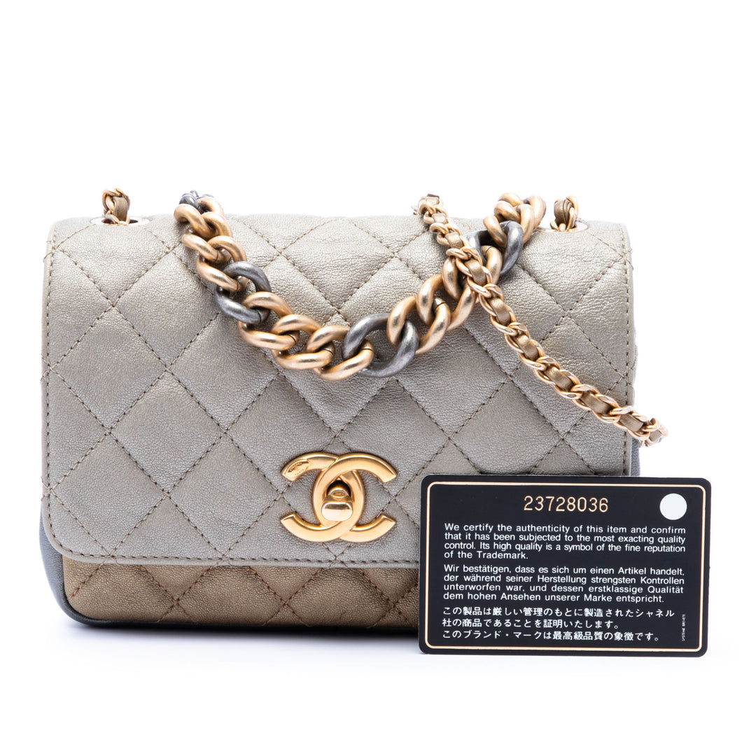 Chanel Small Tricolor Matelassé Cuir d’agneau Camellia Flower à rabat