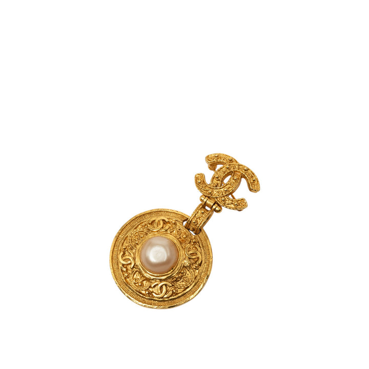 Chanel CC plaqué Perles fantaisie Medallion Broche Doré – vue principale – GABY PARIS