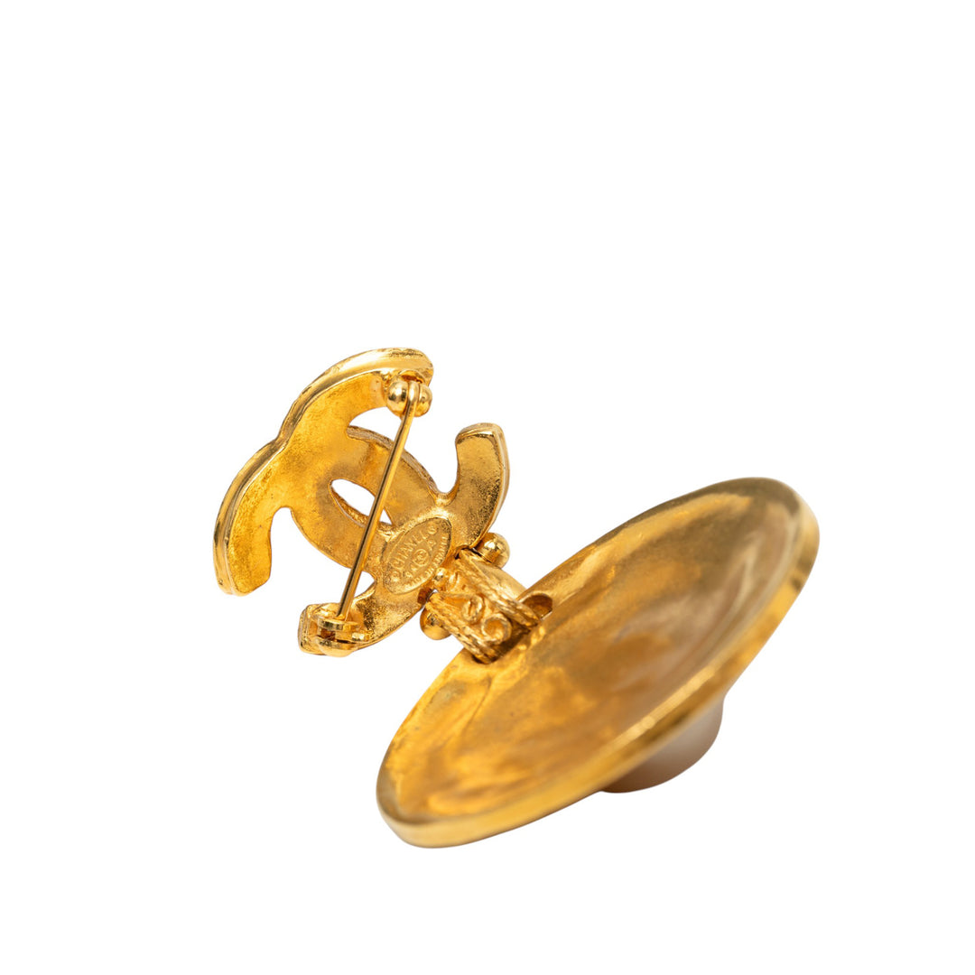 Chanel CC plaqué Perles fantaisie Medallion Broche Doré – vue 3 – GABY PARIS