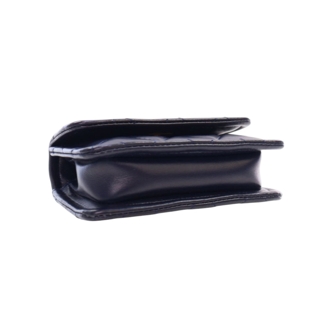 Chanel Mini Quilted Shiny Cuir d’agneau Button On Top Flap Bleu – GABY PARIS Authentique