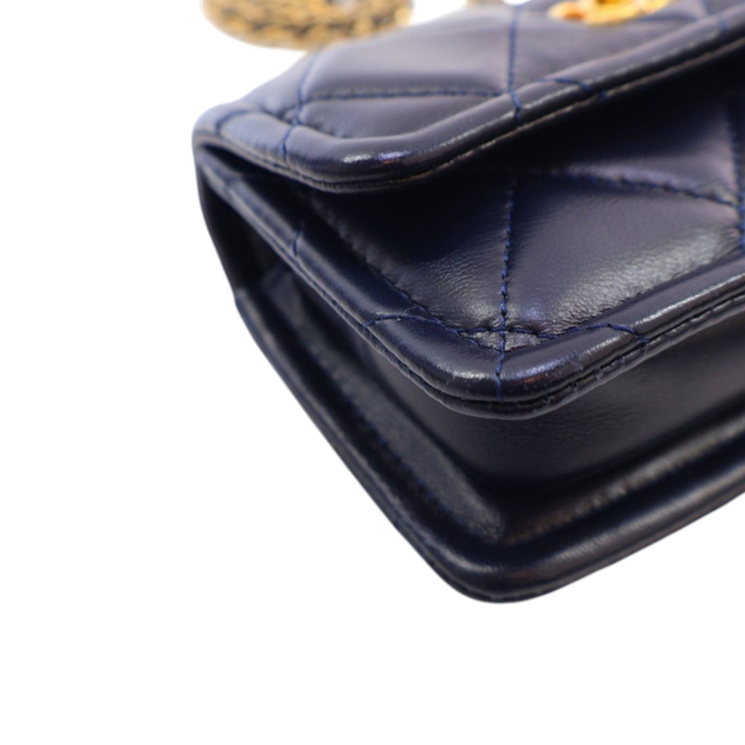 Chanel Mini Quilted Shiny Cuir d’agneau Button On Top Flap Bleu – GABY PARIS Authentique