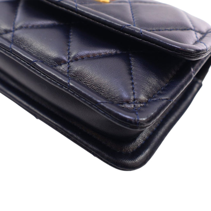 Chanel Mini Quilted Shiny Cuir d’agneau Button On Top Flap Bleu – GABY PARIS Authentique