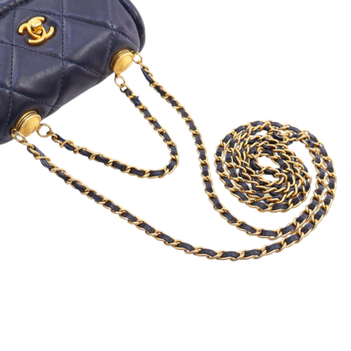 Chanel Mini Quilted Shiny Cuir d’agneau Button On Top Flap Bleu – GABY PARIS Authentique