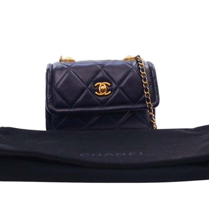 Chanel Mini Quilted Shiny Cuir d’agneau Button On Top Flap Bleu – GABY PARIS Authentique