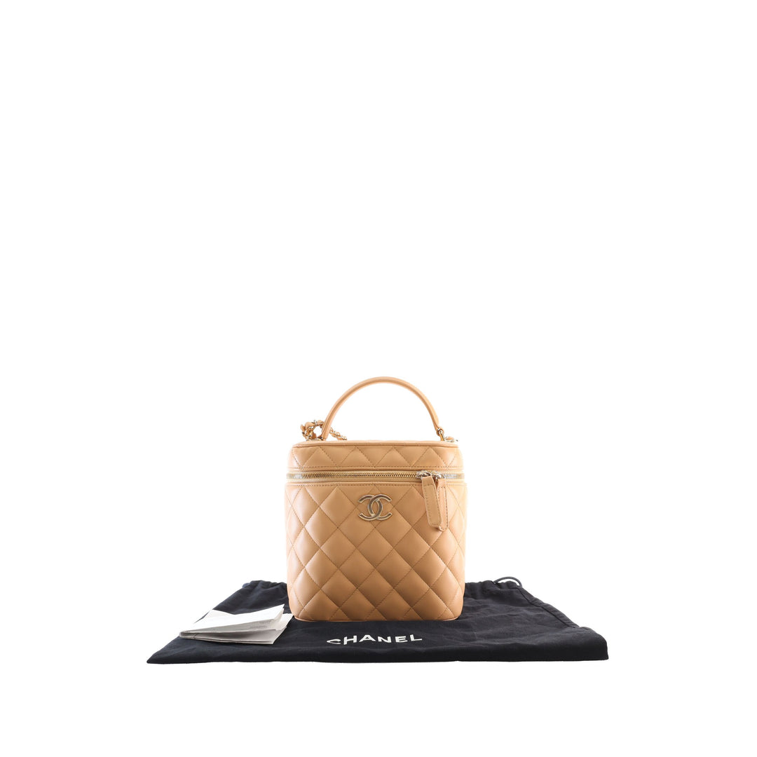 Chanel Vanity CC Matelassé avec chaîne Cuir d'agneau Beige – vue 6 – GABY PARIS