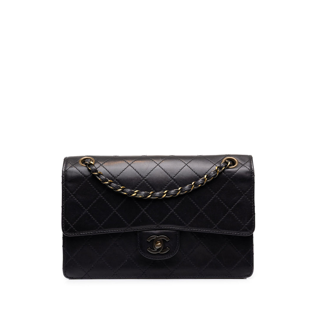 Chanel CC Matelassé Rabat simple Moyen Cuir d'agneau Noir – vue principale – GABY PARIS
