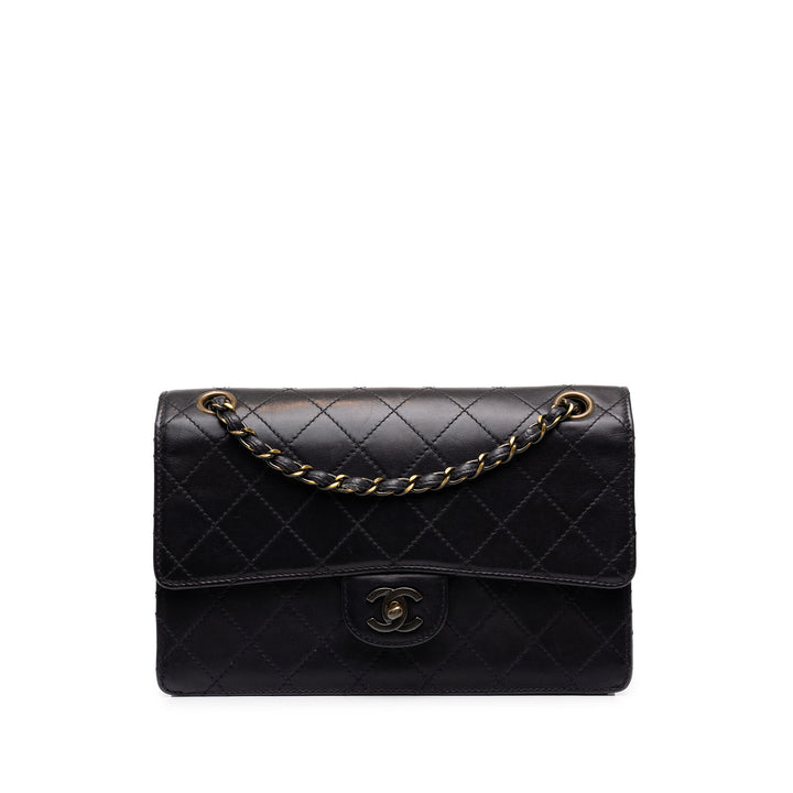 Chanel CC Matelassé Rabat simple Moyen Cuir d'agneau Noir – vue principale – GABY PARIS
